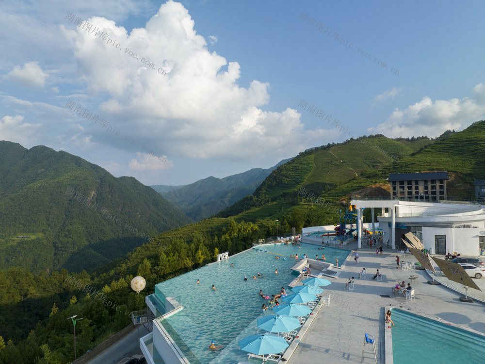 娄底 高山气候 “热经济” 游客  旅游 戏水消暑