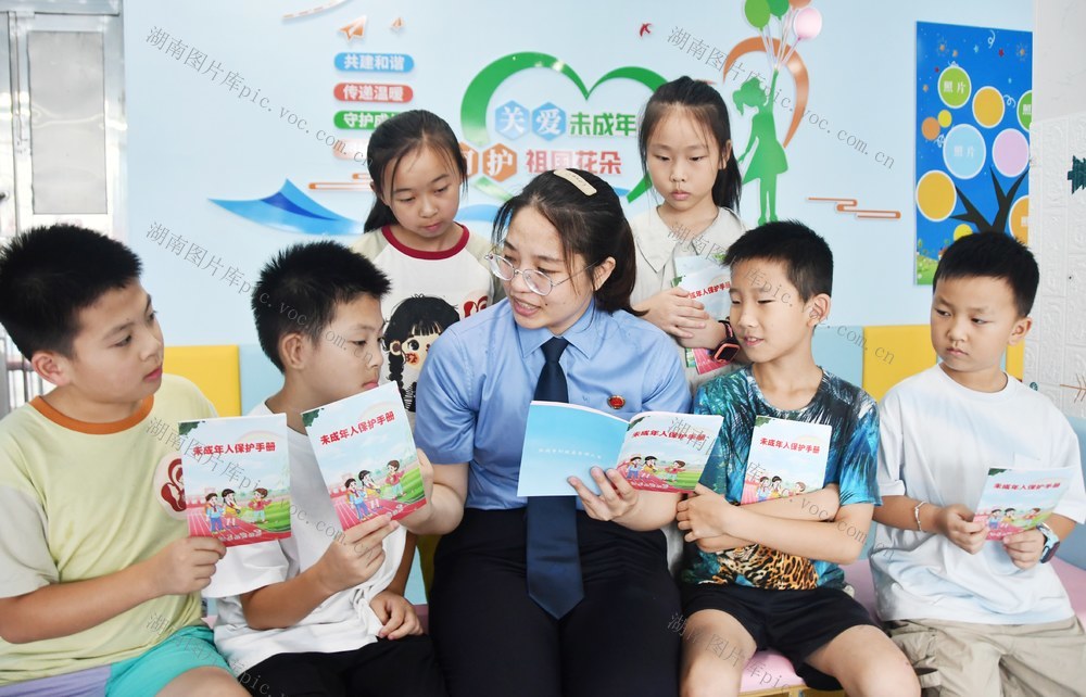  普法课堂  呵护花朵