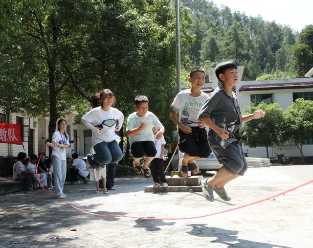 大学生暑期支教   爱心陪伴暖童心