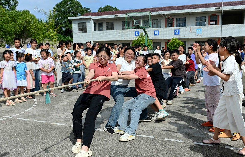 暑假，支教，大学生，志愿者，大专院校，留守儿童，乡村，暑假生活，拔河，娱乐，游戏，辅导