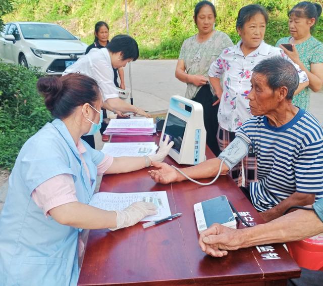 义诊  老人 医生