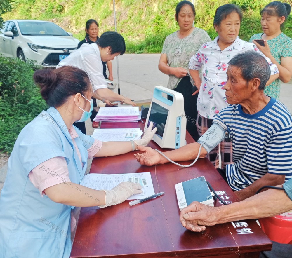 义诊  老人 医生