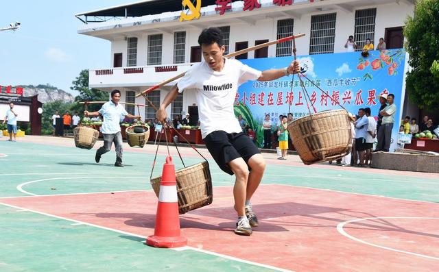   西瓜节上庆丰收