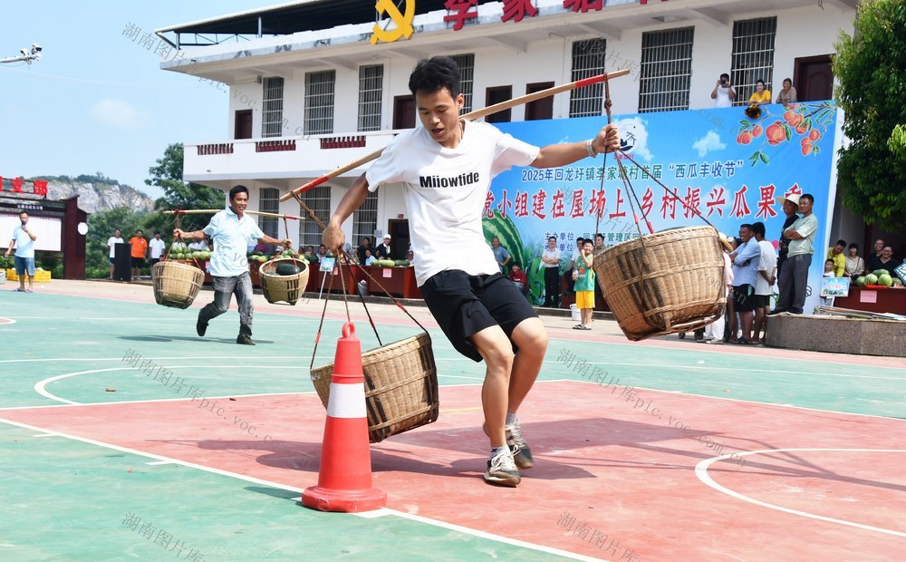   西瓜节上庆丰收