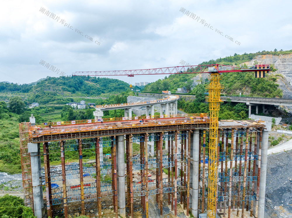 金坪(联合)互通 三伏天 错时施工 工程建设