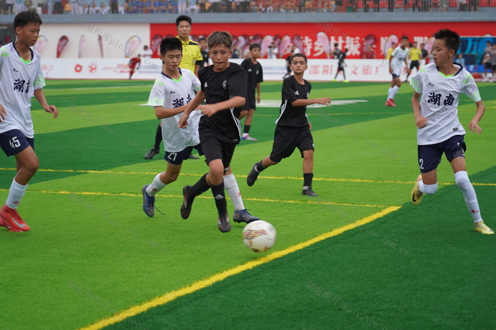 7月22日上午，第六届“侨心杯”少年足球邀请赛在邵阳市隆回县岩口镇向家村开幕，来自国内外的32支球队将在云上绿茵场展开为期6天的角逐。图为当天首场比赛。