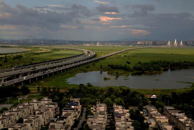 洞庭湖畔 三桥 相汇 火车 汽车 飞驰 百舸 高楼 景象
