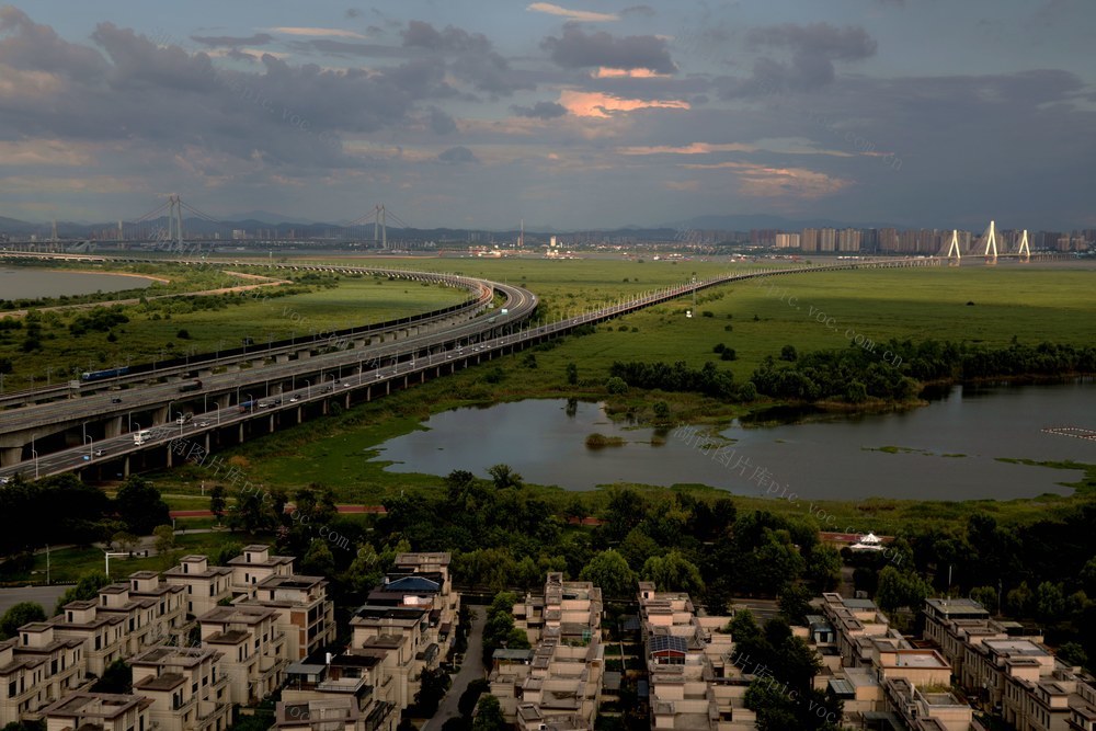 洞庭湖畔 三桥 相汇 火车 汽车 飞驰 百舸 高楼 景象