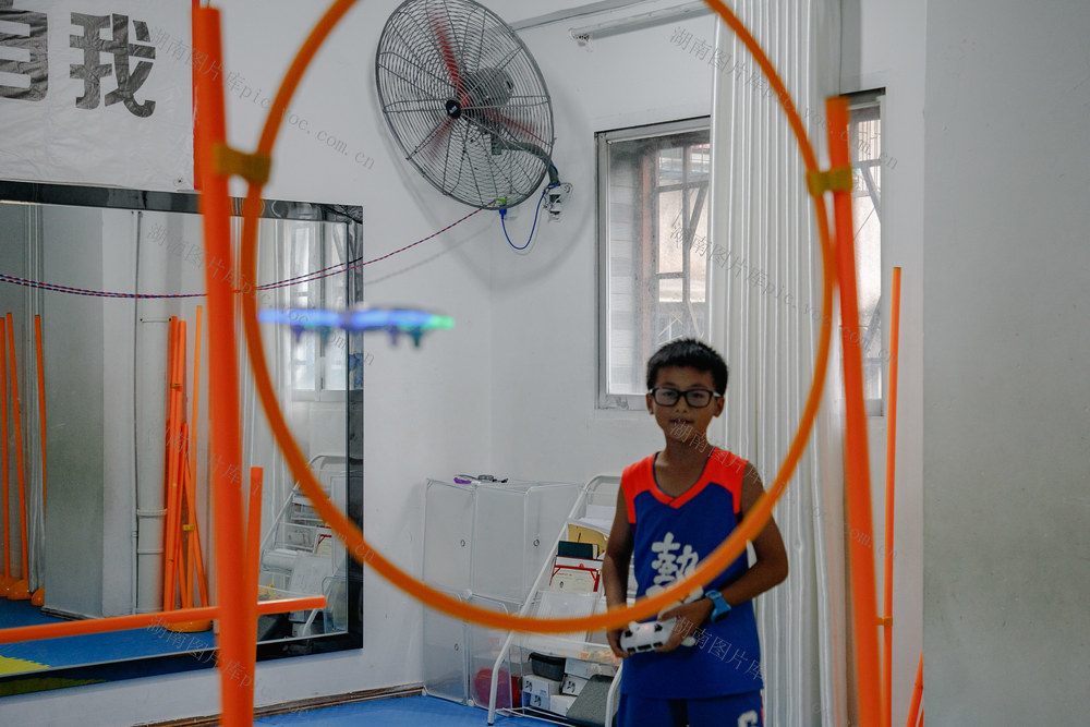 通道   小学生   无人机    暑假