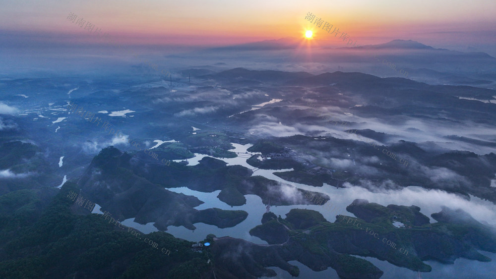 湖南  郴州  苏仙区  高椅岭  景区  日出  云海  丹霞  红岩地貌  碧水  山水画卷  网红景区  网友 
 中国最美的丹霞 
