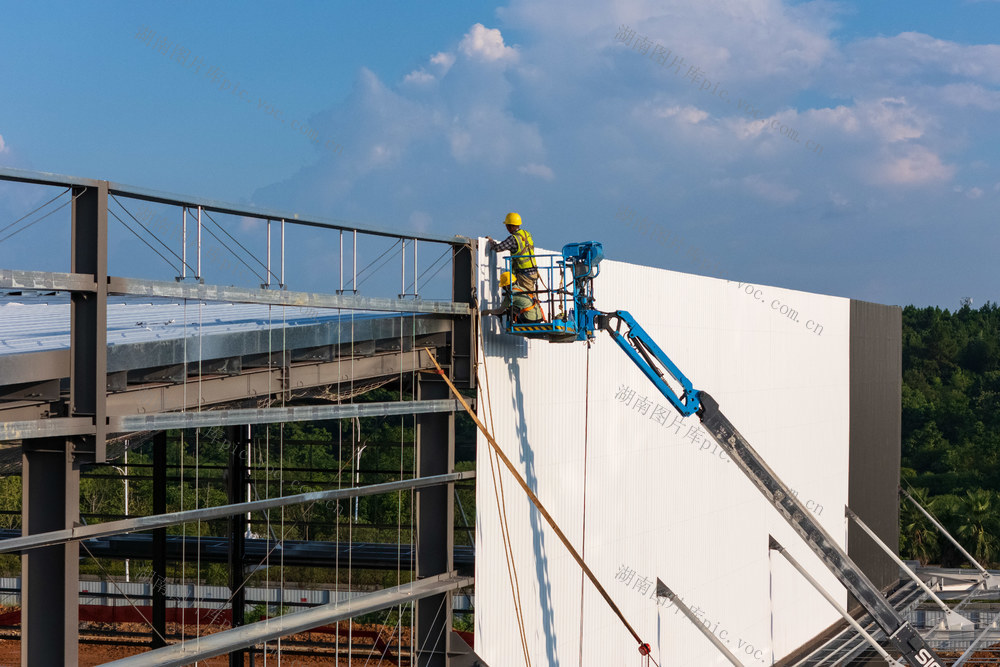 项目建设 错峰施工 战高温 户外作业