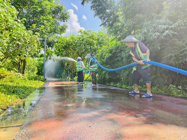 暴雨后清淤泥   战高温酷暑   保护环境