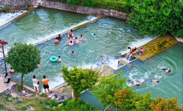 乡村  泳池  留守  儿童  乐园