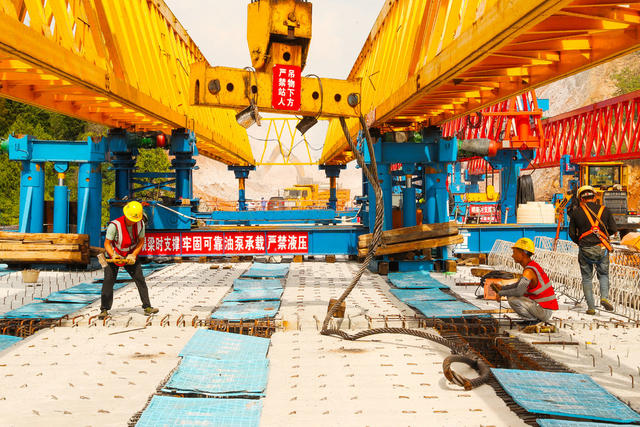 战高温  高速  建设  施工