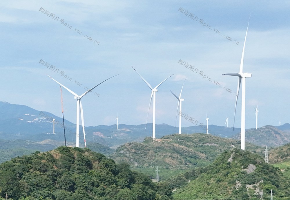  发展清洁能源    推动绿色经济