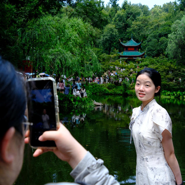 爱晚亭游人如织