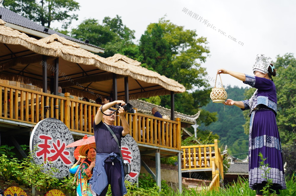 旅游闹火山村（图）

7月27日，湖南省隆回县虎形山瑶族乡崇木凼村，游客在拍照游玩。该村地处高寒山区，风景秀丽，古树参天。随着乡村旅游的盛行，该村已成为网红打卡避暑胜地。