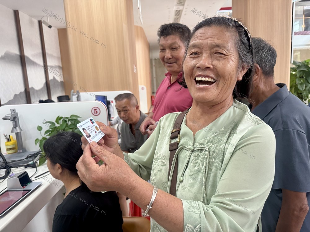 笑容满面拿新卡
