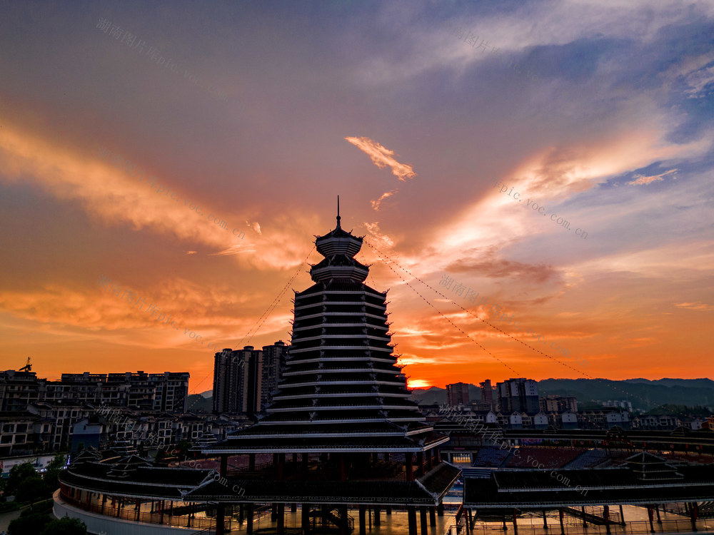 通道 县城 晚霞 映照 格外 美丽