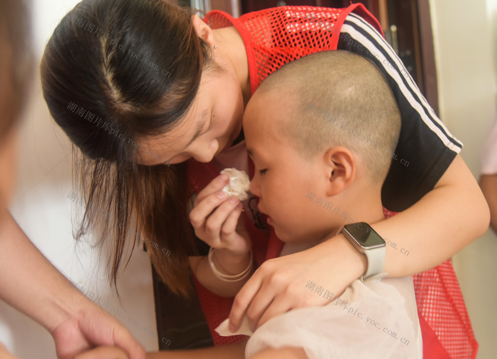 大学生  志愿者  留守儿童  关爱