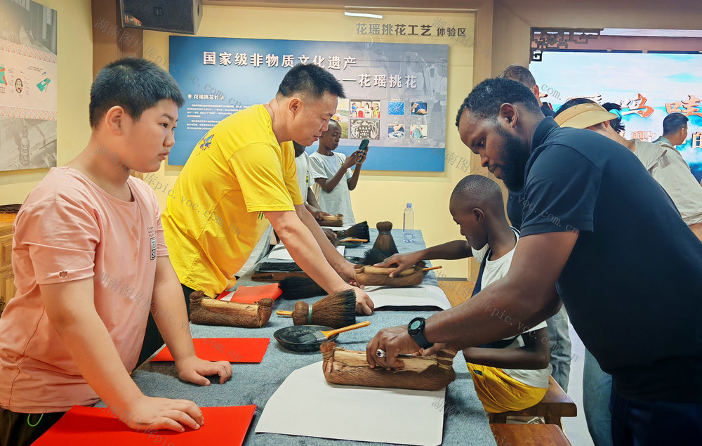 外国友人体验中国非遗文化（图）

7月26日，外国友人在隆回县非物质文化遗产展示馆学习体验滩头木版年画印制。近年来，该县设立非遗展示馆、非遗传习所，展示、传授非物质文化遗产。
（罗理力 杨贵竹 摄影报道）