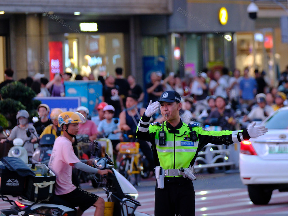 交警高温保畅通