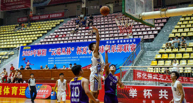 苗乡盛夏球场对决