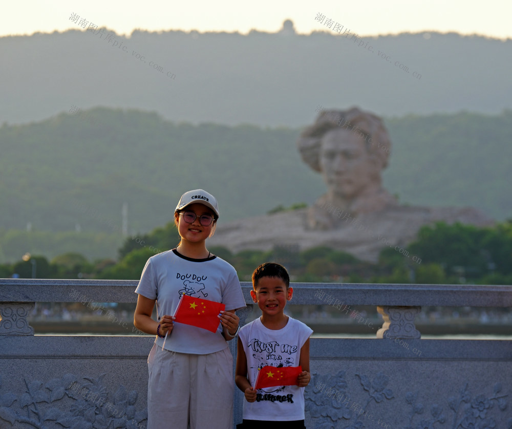 乐享夏日，恰同学少年广场