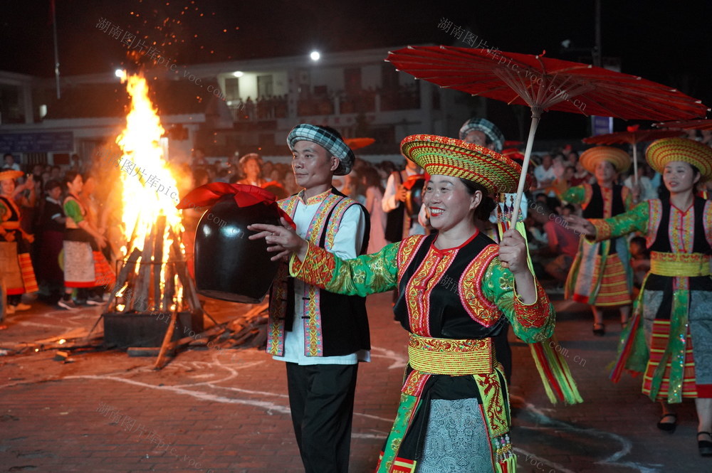 篝火晚会迎游客（图）

8月2日，湖南省隆回县虎形山瑶族乡草原村举行篝火晚会，欢迎前来避暑的游客。暑假来，随着前来避暑的游客不断增多，隆回县高山地区的民宿、餐饮产业蓬勃发展。