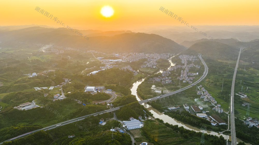 美丽乡村，高速公路、高速铁路、夕阳美景