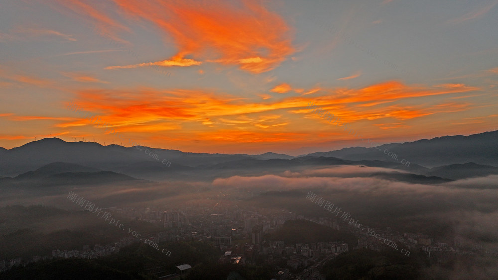 湖南桂东 轻纱 山城 朝霞 初醒 画 红晕