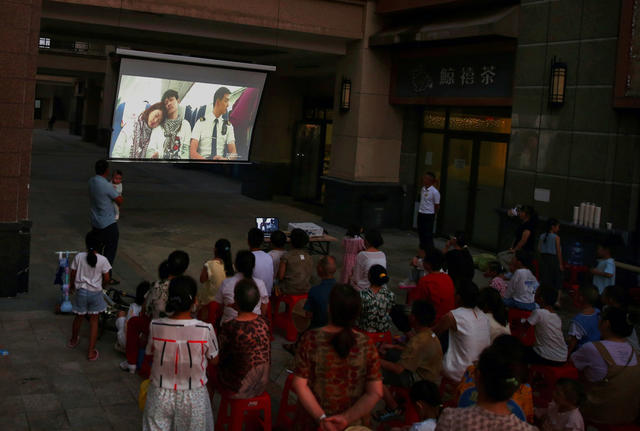 小区里举办“电影节”