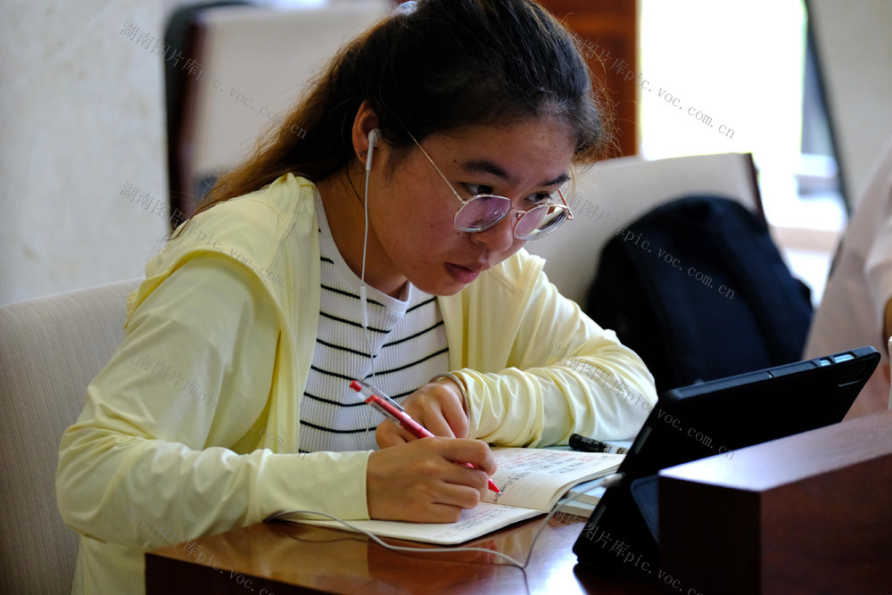 图书馆里，觅书香