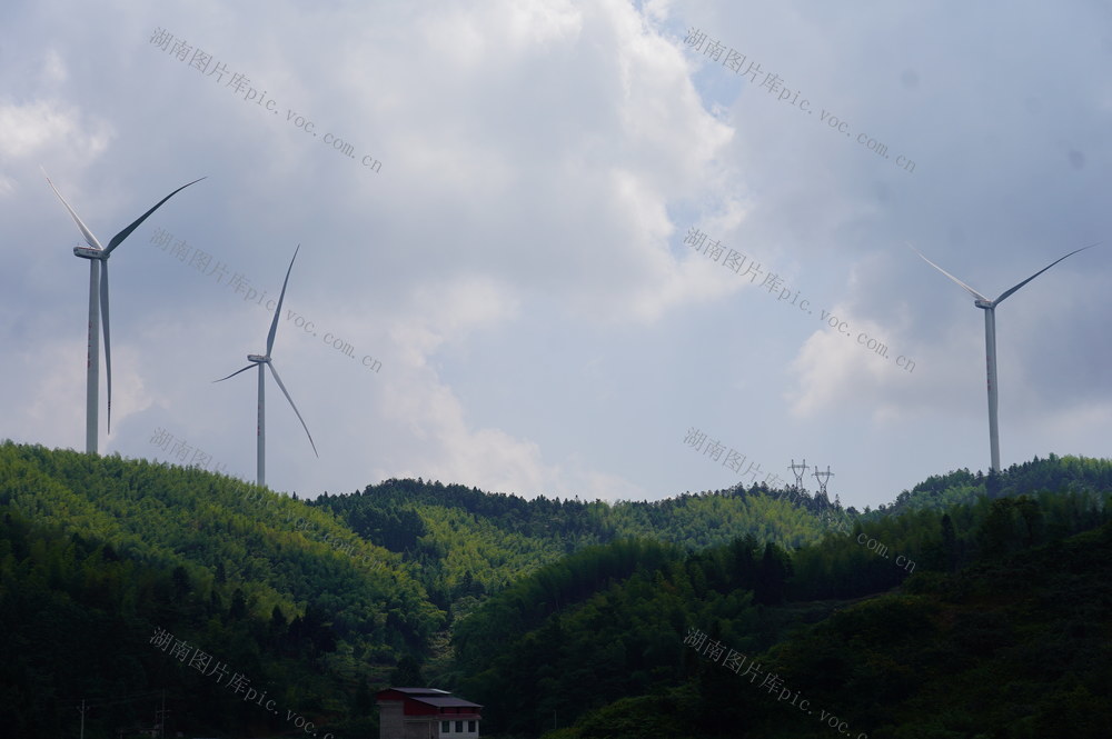 风能发电  低碳减排（图）
8月2日，湖南省隆回县小沙江镇文明村，一台台风力发电机矗立在群山之巅，组成一道亮丽的风景线。近年来，该县坚持绿色发展理念，发展高山风能绿色能源产业，助力低碳减排，实现生态环境持续发展。