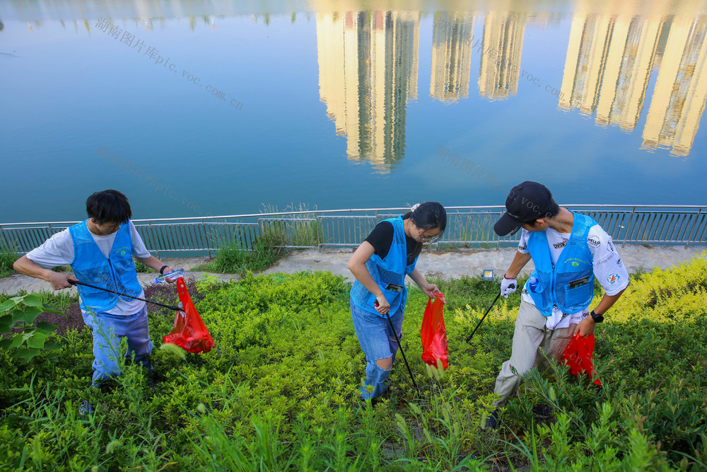 生态环境 护水 水资源 赧水 清理垃圾 河小青 志愿服务 学生志愿者