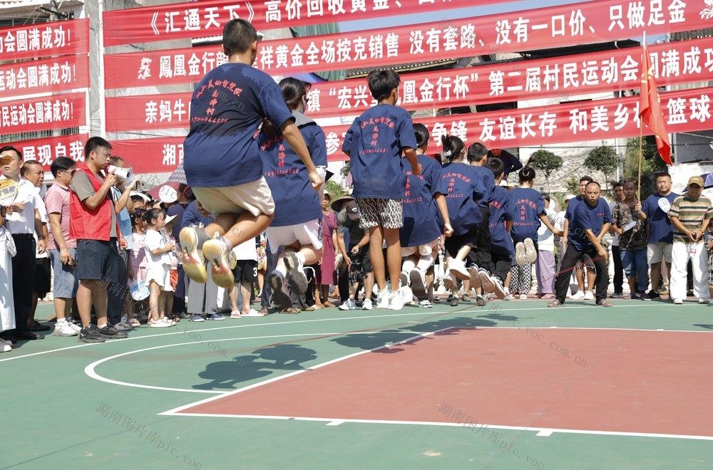 凤凰县  新场镇  举行  第二届村民趣味运动会   篮球 跳大绳 拔河  象棋 挑担接力 团结协作  
