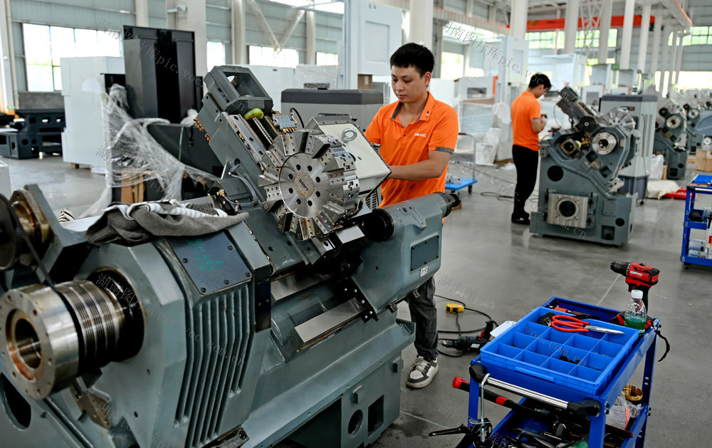 企业 机械制造 工业园 生产力 科技 创新 技术革新 产品 工人 培育 设备 工业