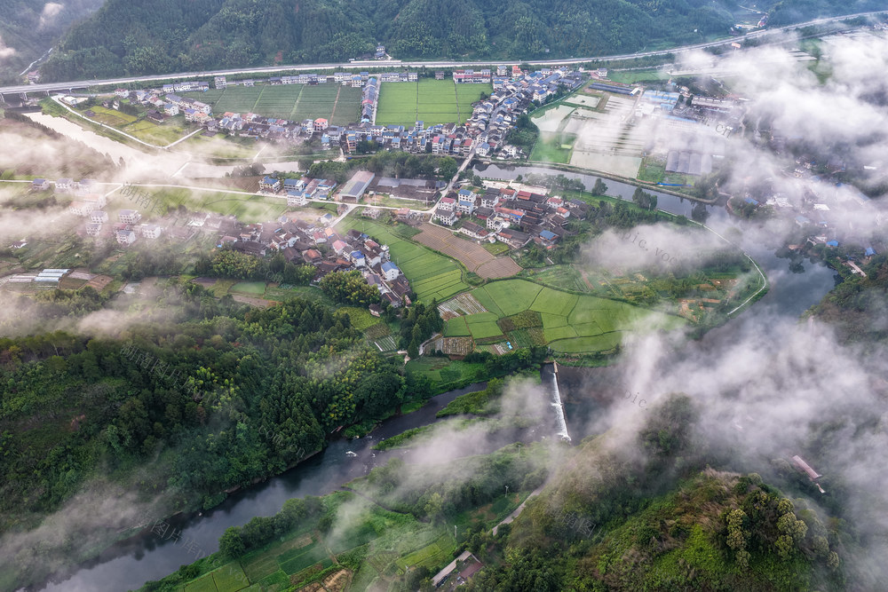 乡村 薄雾 农田 群山 民居