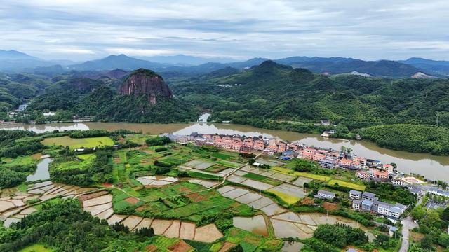 夏日 飞天山 丹霞 生态画卷 乡村