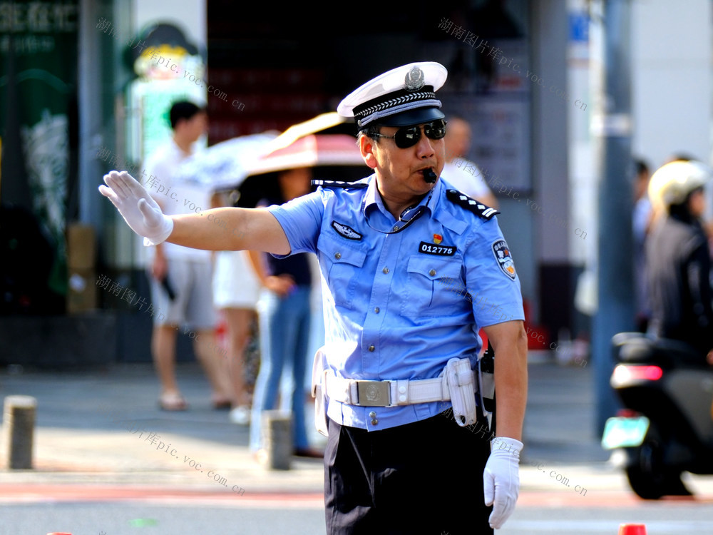 交警高温保畅通