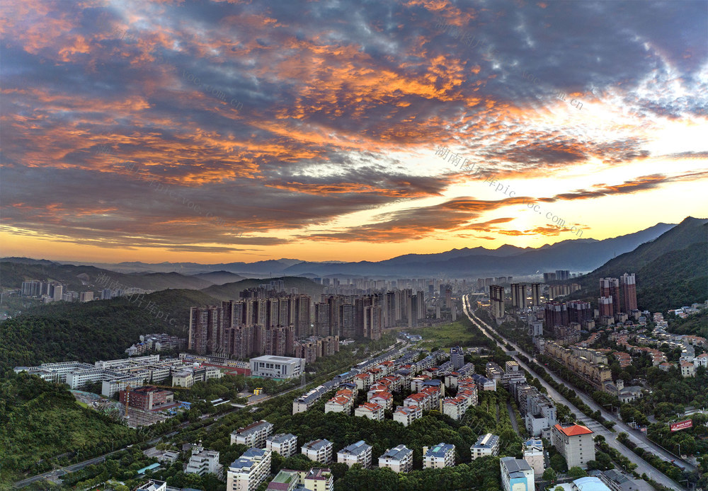 早晨  郴州市  城东新区  晨光 
 朝霞  天空  新城区  建筑  美轮美奂  晨曦