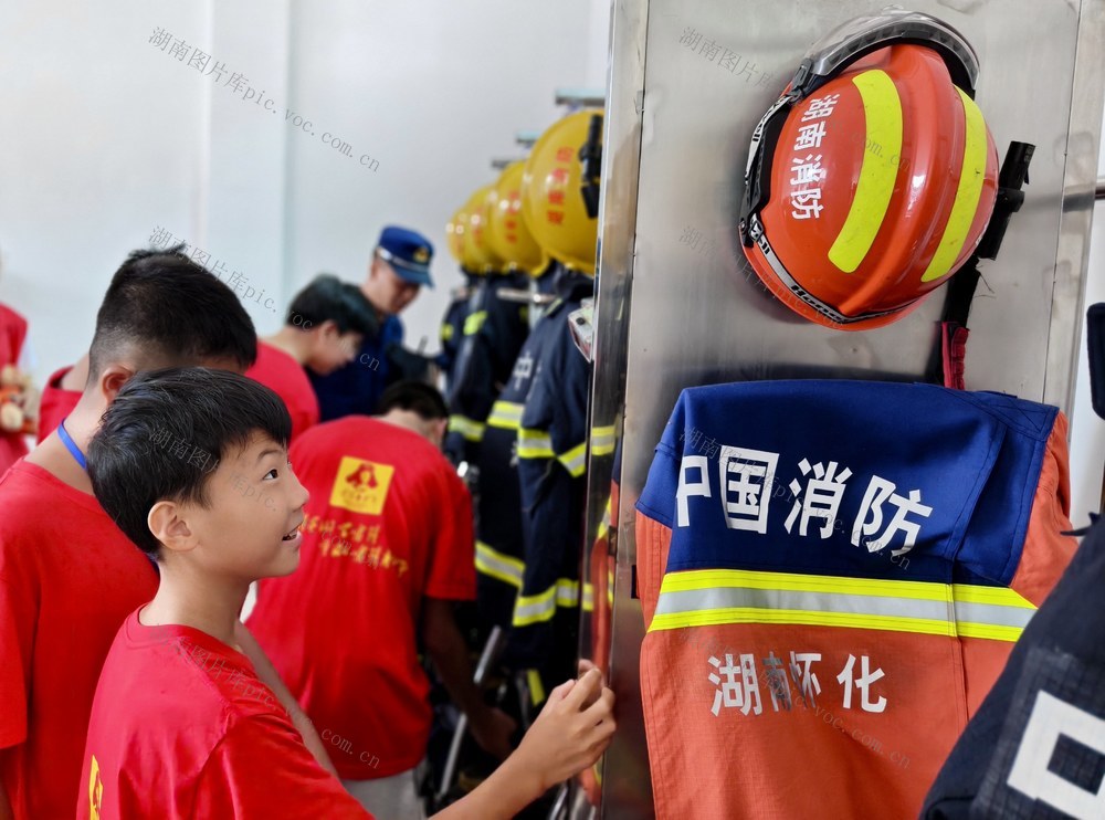 “零距离”体验消防
