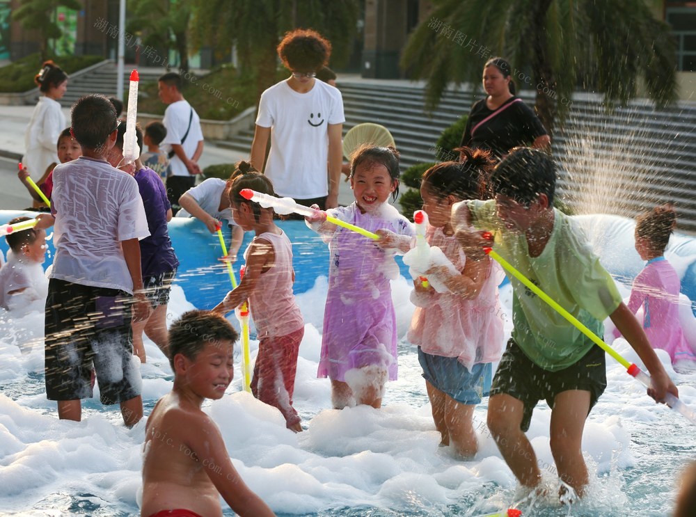 小区里一场泡泡战、吃西瓜比赛