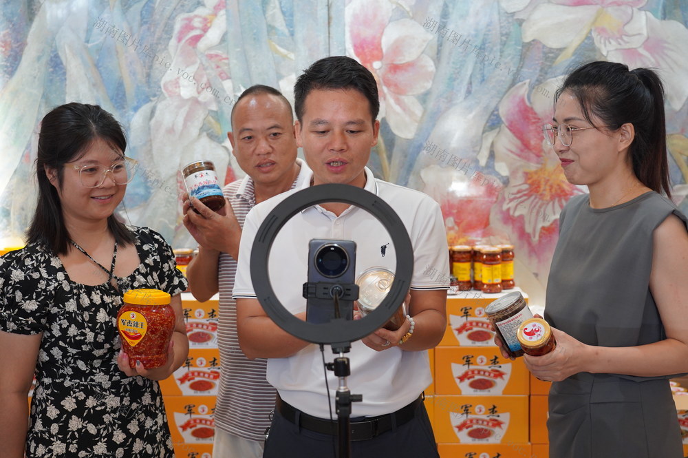 8月11日，湖南省隆回县乡村振兴农发项目实施管理培训班开学，来自该县各乡镇的50名农场主、农发项目创业人参加培训。培训采取理论与实操相结合的方式，学习农发项目资金申贷、项目实施管理、人工智能AI、线上销售平台搭建与运营等内容。