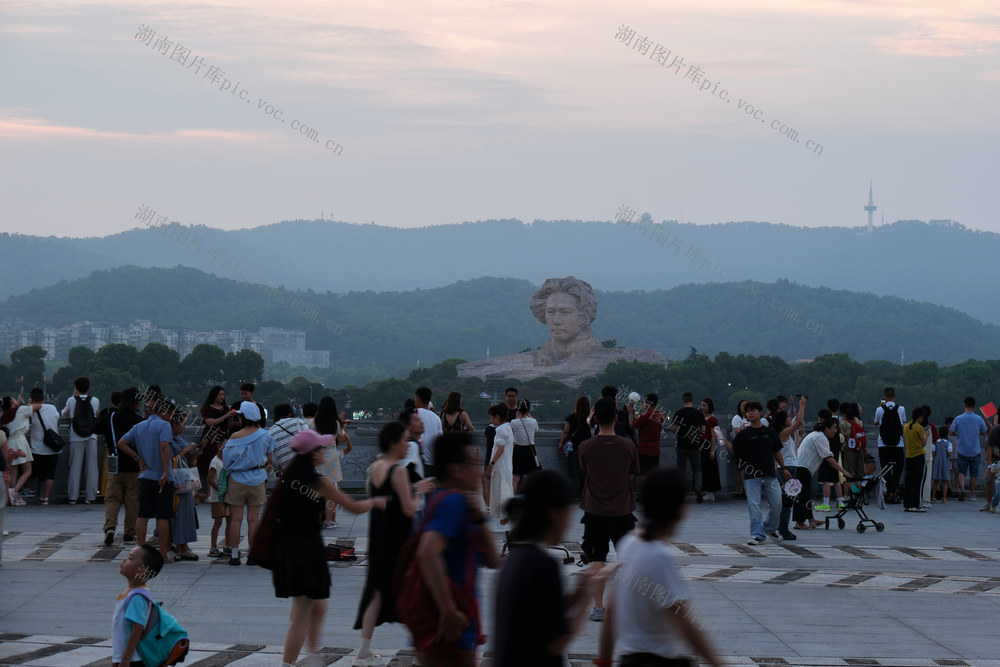 恰同学少年广场人气旺