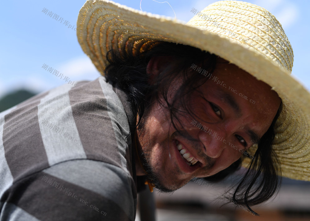 高温  作业  建设者 项目工地 坚守