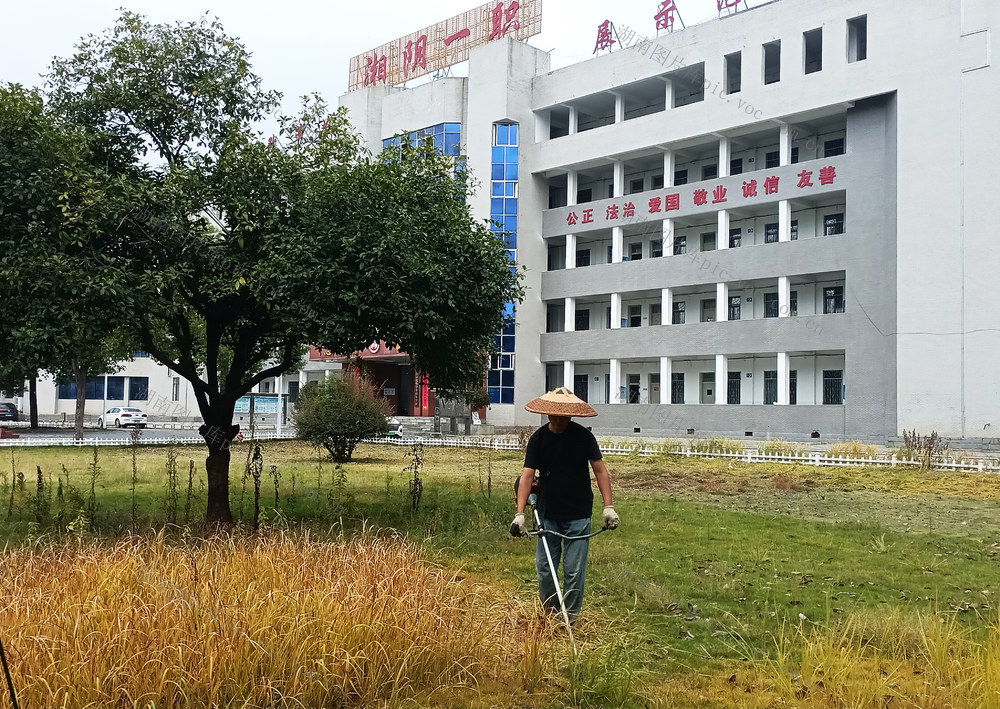 园林工人开始对校园进行清除杂草、全面开展环境消杀等工作。为师生构建更安全、舒适的教学环境。