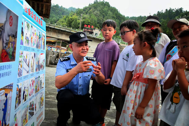 怀化铁警深入苗乡开展安全法治宣传