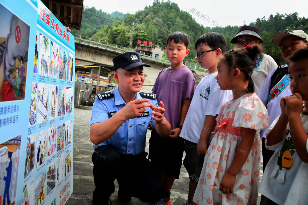 怀化铁警深入苗乡开展安全法治宣传