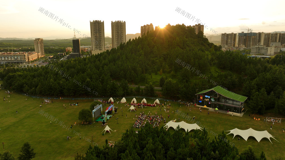 夕阳 音乐会 露营 都市 生活